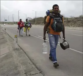 ??  ?? Des migrants vénézuélie­ns sur la route au Pérou, le 26 août.