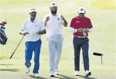  ?? Andrew Redington / AP ?? José María Olazábal, Jon Rahm y Sergio García, durante el entrenamie­nto de ayer en Augusta.