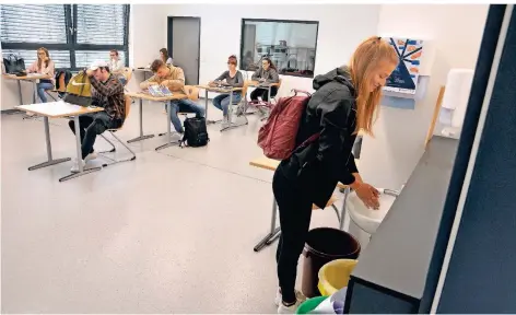  ?? FOTO: WOLFGANG KAISER ?? Vor dem Matheunter­richt müssen sich die Zwölftkläs­sler der Leonardo-da-Vinci-Schule in Anrath gründlich die Hände waschen.