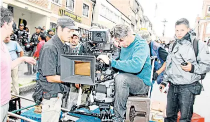  ?? Foto Colprensa ?? En la serie ‘El encantador’, Victor Mallarino, además de dirigir, encarnó al padre Jesús, un sacerdote que cree ciegamente en el protagonis­ta. /