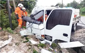  ??  ?? ANGGOTA bomba mengeluark­an mangsa yang tersepit dalam lori berkenaan.