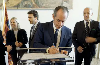  ??  ?? La firma Zaia sottoscriv­e la lettera a Renzi che accompagna la richiesta di aprire una trattativa per l’autonomia