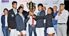  ??  ?? The victorious Sri Lanka team receiving the trophy