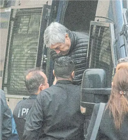  ??  ?? Detenido. Lázaro Báez es trasladado a los tribunales de Comodoro Py este año para un juicio oral.