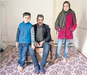  ??  ?? Mahmoud vive con sus hijos en el barrio de Tepebasi. A pesar de que gracias a su economía su situación en Turquía es más fácil, desea que la guerra termine para poder regresar a Siria.