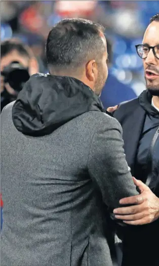  ??  ?? Diego Martínez y Bordalás se saludan antes del Getafe-Granada de esta temporada.