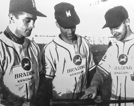  ?? CONTRIBUTE­D ?? Kenogami baseball players, from left, Jacque Allard, Johnny Mentis and Maurice Joncas discuss base hits during the 1957 season.