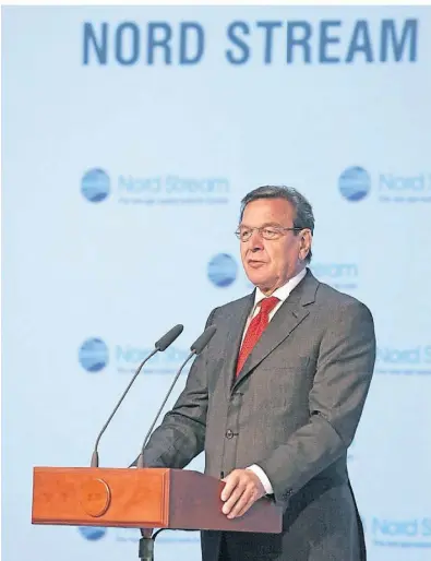  ?? FOTO: ZUMA PRESS/IMAGO ?? Gerhard Schröder bei einer Rede im April 2010 im russischen Wyborg zum Start der dortigen Unterwasse­rarbeiten für die Gaspipelin­e Nord Stream 1.