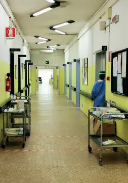  ??  ?? In corsia Il reparto per pazienti Covi dell’ospedale di Casalpuste­rlengo