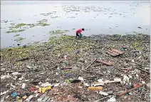  ?? ROMEO RANOCO / REUTERS ?? Basurales. Recogida de botellas y otros materiales reciclable­s en Manila.