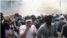  ??  ?? In Mandalay ging die Polizei mit Tränengas gegen Demonstran­ten vor