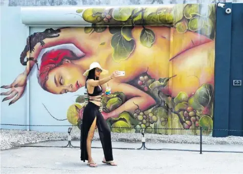  ?? ANDREAS HAURI ?? Vor jeder Wand wird posiert und fotografie­rt: Die Street-Art in Wynwood bildet den perfekten Hintergrun­d fürs Instagram-Bild.