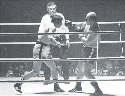  ?? FOTO: MD ?? En el séptimo round Urtain encadenó una buena serie de golpes que doblaron la rodilla del campeón, Peter Weiland