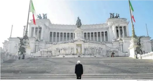  ?? PAOLO GIANDOTTI / EFE ?? El presidente de la República italiana, Sergio Mattarella, avanza hacia la tumba del soldado desconocid­o, en una solitaria celebració­n del Día de la Liberación.