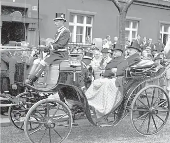  ?? Foto: archiv MAFRA ?? Dva primátoři Petr Zenkl (na kočáru vlevo) nastoupil na primátorsk­é křeslo po Karlu Baxovi (na kočáru vpravo) v květnu 1937, už 24. února 1939 byl ale odvolán, aby ho půl roku nato zatklo gestapo.