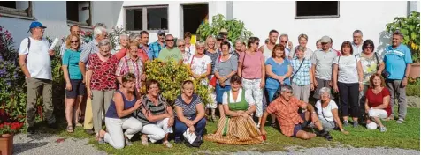  ?? Foto: Ludwig Obermeier ?? Die Apfeldorfe­r Garten und Naturfreun­de erfuhren auf ihrem Ausflug viel über das Leben auf einer mittelalte­rlichen Burg, aber auch über Staudenpfl­ege, Gemüseanba­u und Rosenkultu­r.