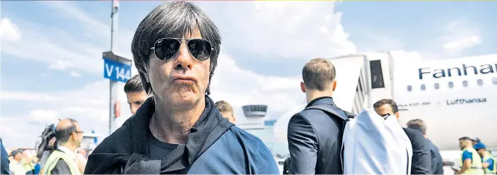  ??  ?? 28. Juni 2018, gegen 14.45 Uhr, Frankfurte­r Flughafen: Joachim Löw und die Mannschaft sind daheim – auch für den Geschmack der Fans um mehr als zwei Wochen zu früh.