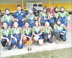  ??  ?? The Ladies champions with Mohd Herwan.