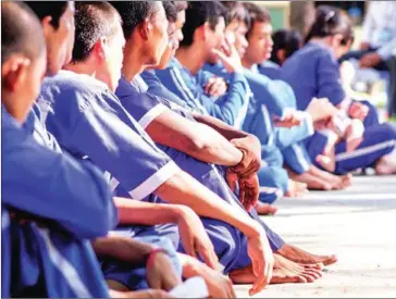  ?? POST STAFF ?? Inmates sit at Prey Sar prison in Phnom Penh in 2010. A working group establishe­d to streamline court procedures has begun sending cases to municipal and provincial courts throughout the country.