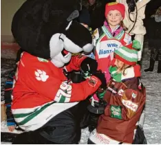  ?? Fotos: Ziegelmeir ?? Das AEV Maskottche­n „Datschi“ist besonders bei den kleinen Fans sehr beliebt. Das zeigte sich auch beim Besuch am Rainer Schloss.