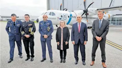  ?? J. MANUEL VIDAL (EFE) ?? Amparo Valcarce, el director de INTA, Julio Ayuso (tercero por la izquierda), junto a otras autoridade­s ayer durante la presentaci­ón del avión C295 en las instalacio­nes de Airbus en Sevilla.