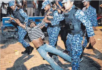  ?? FOTO:DPA ?? Polizisten haben in den vergangene­n Tagen mehrere Demonstran­ten auf den Malediven festgenomm­en.