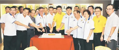  ??  ?? Ding (front, fifth left) and Lau (sixth left) lead the cake-cutting ceremony. From second to fourth left are Chieng, Dr Soon and Chua.