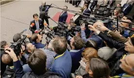  ?? EPA ?? L’assalto.Il premier Giuseppe Conte al centro dell’attenzione al Consiglio europeo a Bruxelles