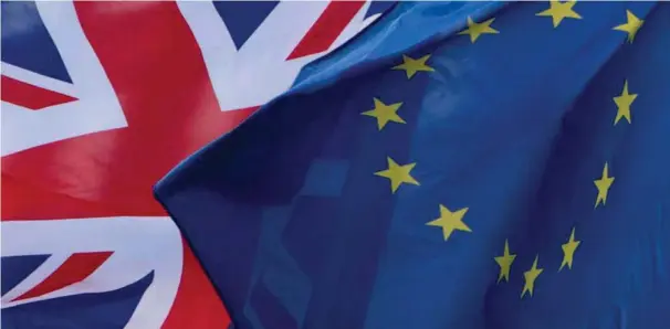  ?? SCANPIX NTB ?? Etter en intens forhandlin­gsinnspurt kunne EU og Storbritan­nia fredag legge fram en 15 sider lang avtaleteks­t. Avtalen er ment å sikre rettighete­ne til over tre millioner Eu-borgere i Storbritan­nia og én million briter i EU.FOTO: