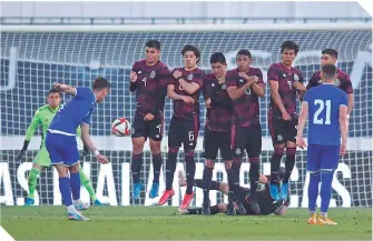  ??  ?? La defensa azteca se comportó a la altura frente a los rumanos.