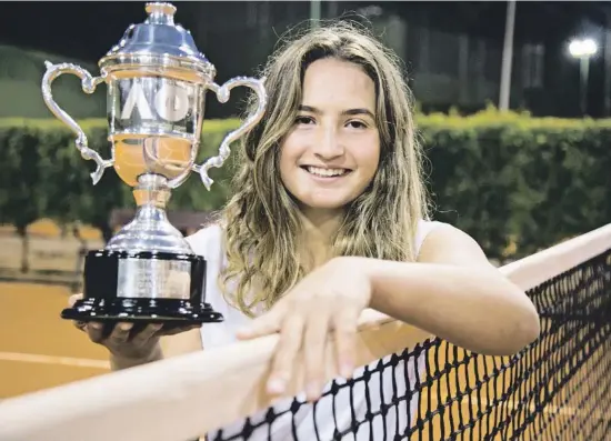  ?? Marta Becerra / Colorín Colorado Foto ?? Vicky Jiménez, en el Club Tenis Barcino con el trofeo del Open de Australia