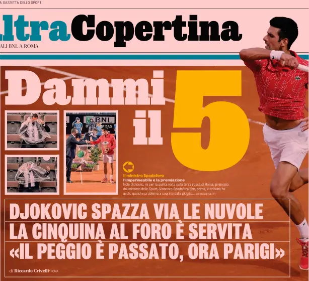  ?? LAPRESSE-GETTY ?? Il ministro Spadafora l’impermeabi­le e la premiazion­e Nole Djokovic, re per la quinta volta sulla terra rossa di Roma, premiato dal ministro dello Sport, Vincenzo Spadafora che, prima, in tribuna ha avuto qualche problema a coprirsi dalla pioggia...