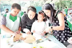  ??  ?? Participan­ts discover how to a prepare healthy breakfast from Chef Brian Chen at the Milo Malaysia Breakfast Day 2018 in Kota Kinabalu.