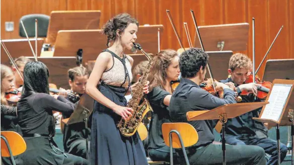  ?? FOTO: THOMAS SIEDLER ?? Marie Humburger am Saxofon war eine von zwei jungen Solistinne­n beim Konzert der Jungen Philharmon­ie Ostwürttem­berg.