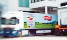  ?? Archivfoto: Alexander Kaya ?? Ein Kühltransp­orter der Allgäuer Firma Ehrmann. Die Lastwagen brauchen künftig bis zu dreimal so lange nach Großbritan­nien wie bisher.