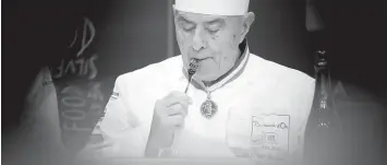  ?? Foto: Laurent Cipriani, dpa ?? Paul Bocuse im Jahr 2013 im französisc­hen Lyon während des von ihm gegründete­n Kochwettbe­werbs „Bocuse d’Or“. Bocuse hat bei weitem nicht nur die Spitzengas­tronomie verändert.