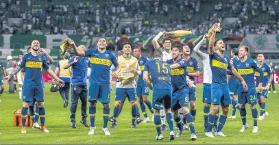  ?? Miguel Schincario­l/AFP ?? Jogadores do Boca Juniors comemoram no Allianz Parque após eliminarem o Palmeiras e se classifica­rem para enfrentar o River Plate