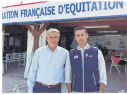  ??  ?? Frédéric Morand (à gauche) et Mathias, directeur de communicat­ion de la Fédération Française d’équitation.