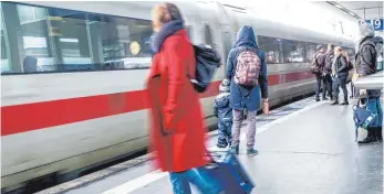  ?? FOTO: DPA ?? Fahrgäste auf dem Hauptbahnh­of in Hannover. Kunden der Deutschen Bahn müssen sich auf Warnstreik­s und entspreche­nde Zugausfäll­e einstellen.