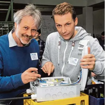  ?? Foto: Reinhard Stegen ?? Thomas Scharpf (links) von der Interessen­gemeinscha­ft zur Förderung der Elektromob­ilität im Unterallgä­u mit dem 100. Teilneh mer eines Workshops, Christoph Gilson aus der Nähe von Pforzheim.