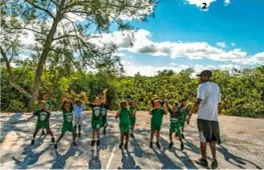  ??  ?? 1-3 | Il campo da golf e una suite dell’EmeraldBay Resort ,a Great Exuma.2| Bambini giocano nel cortile della RokersPoin­t Primary School, scuola elementare adottata da Sandals Foundation, che ha ristruttur­ato l’edificio e attrezzato un’aula con i computer.