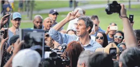  ?? FOTO: AFP ?? Hemdsärmel­ig: Beto O'Rourke bei einem Wahlkampfa­uftritt in der texanische­n Millionenm­etropole Houston.