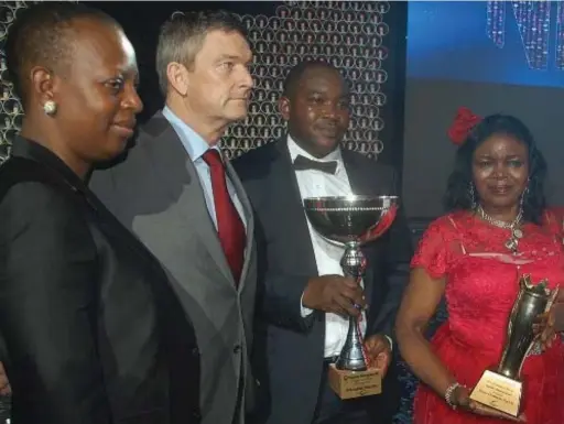  ??  ?? L-R: Wife of the Managing Director, Nigerian Breweries Plc, Mrs. Clementine Vervelde; Managing Director, Mr. Nicolaas Vervelde and the National Key Transporte­r Champion, Emmanuel Usiakpor, of Joza Global Logistic and his wife, at the distributo­rs’...