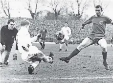  ?? FOTO: SCHIRNER ?? Im Februar 1967 spielten Fortuna und Borussia im Rheinstadi­on 2:2. Hier klärt Berti Vogts vor Reinhold Straus. Li.: Gladbachs Keeper Volker Danner.