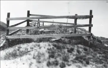  ?? PHOTO COURTESY OF THE ESPLANADE ARCHIVES ?? In this photo dated 1935, one of several graves believed to contain the remains of First Nations from the late-1800s to early-1900s can be seen marked off by a wooden fence on Scholten Hill.