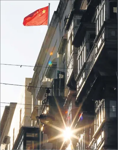  ?? DARRIN ZAMMIT LUPI / REUTERS ?? Una bandera China ondea en el exterior de la sede del Centro Cultural de China, en La Valeta, capital de Malta. El centro ofrece cursos de chino además de una gran variedad de actividade­s culturales y culinarias