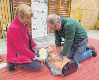  ?? SZ-FOTO: MG ?? Beim Üben haben die Emerkinger festgestel­lt, dass der Defibrilla­tor einfach zu bedienen ist.