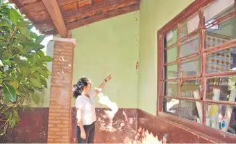  ?? ?? La profesora Bertha Maldonado señala una de las rajaduras en la pared del pabellón.