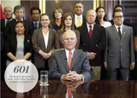  ?? |PRESIDENCI­A DE PERÚ ?? La imagen de la renuncia, Pedro Pablo Kuczynski acompañado por su gabinete en la tarde de ayer.