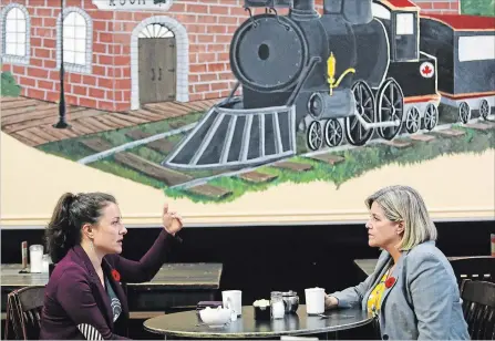  ?? CLIFFORD SKARSTEDT EXAMINER ?? Peterborou­gh mayor-elect Diane Therrien chats with Leader of the Ontario New Democratic Party Andrea Horwath at the Whistle Stop Cafe on Tuesday on George Street in Peterborou­gh.